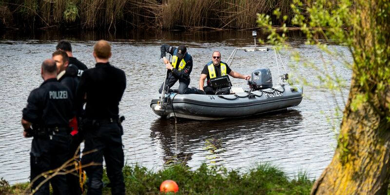 Ein Sonarboot der Polizei am 29. April bei der Suche nach Arian auf der Oste. - Foto: Daniel Bockwoldt/dpa