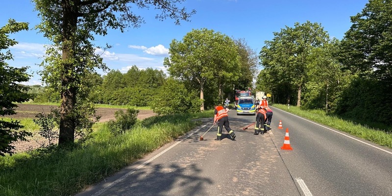 FW-Schermbeck: Verschmutzte Fahrbahn - Foto: presseportal.de
