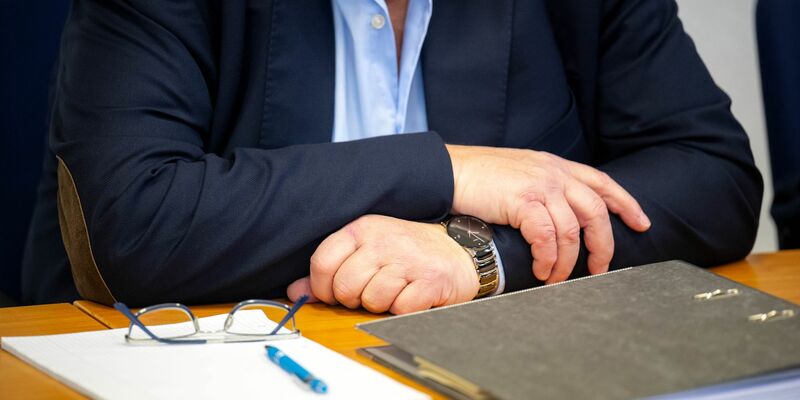 Ein ehemaliger Manager des Möbelkonzerns Steinhoff im Gerichtssaal vom Landgericht Oldenburg. - Foto: Sina Schuldt/dpa