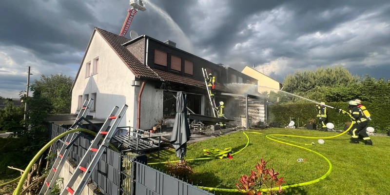 FW Hagen: Brand an einem Gebäude, 1 Person mit Verdacht auf Rauchgasintoxikation - Foto: presseportal.de