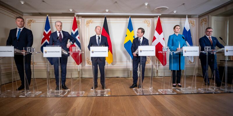 Bundeskanzler Olaf Scholz, nimmt neben (l-r) Bjarni Benediktsson, Ministerpräsident von Island, Jonas Gahr Store, Ministerpräsident von Norwegen, Ulf Kristersson, Ministerpräsident von Schweden, Mette Frederiksen, Ministerpräsidentin von Dänemark, und Petteri Orpo, Ministerpräsident von Finnland, an einer Pressekonferenz nach dem Treffen des Nordischen Rats in Schweden teil. - Foto: Michael Kappeler/dpa