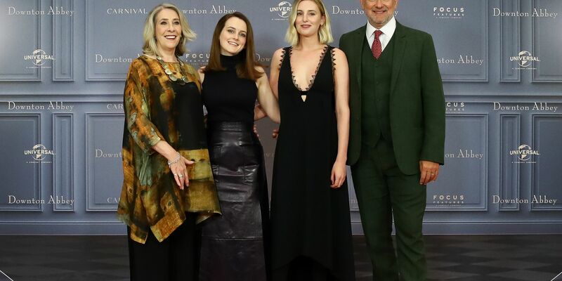 Die Schauspieler Phyllis Logan (l-r), Sophie McShera, Laura Carmichael und Hugh Bonneville bei einem Fototermin zum Kinostart des Films Downton Abbey. - Foto: Christian Charisius/dpa