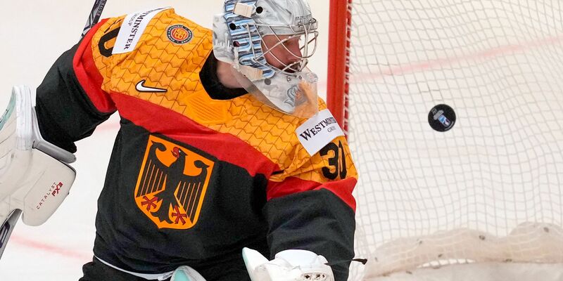 Torhüter Philipp Grubauer und die DEB-Auswahl mussten sich Schweden deutlich geschlagen geben. - Foto: Darko Vojinovic/AP/dpa