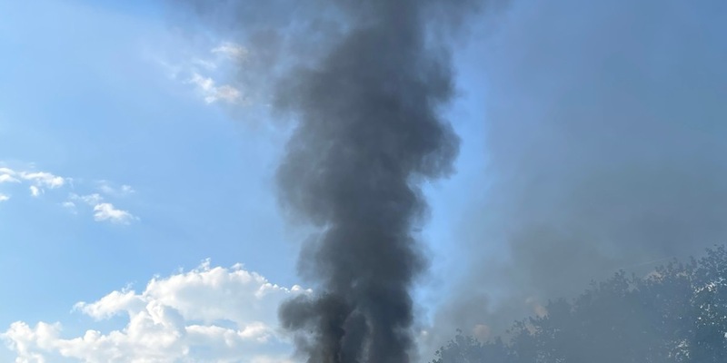FW-E: Ausgedehnter Brand in einem Wohn- und Geschäftsgebäude - Feuerwehr rettet Anwohner über die Drehleiter - Foto: presseportal.de