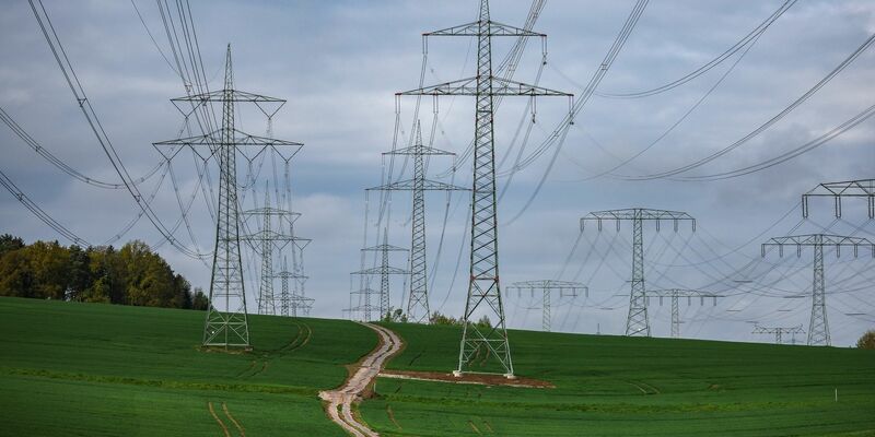 Der Bau ober- statt unterirdischer Stromtrassen soll Zeit und Geld sparen. - Foto: Jan Woitas/dpa