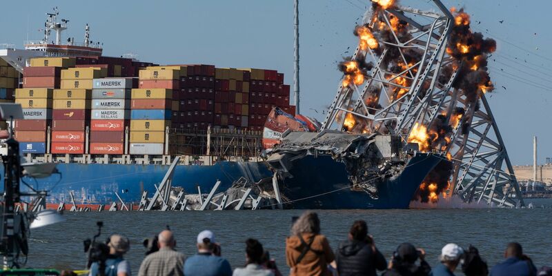 Dieser Brückenteil wurde nun mit Sprengladungen in die Luft gejagt, um das darunter liegende Schiff freizulegen. - Foto: Mark Schiefelbein/AP/dpa