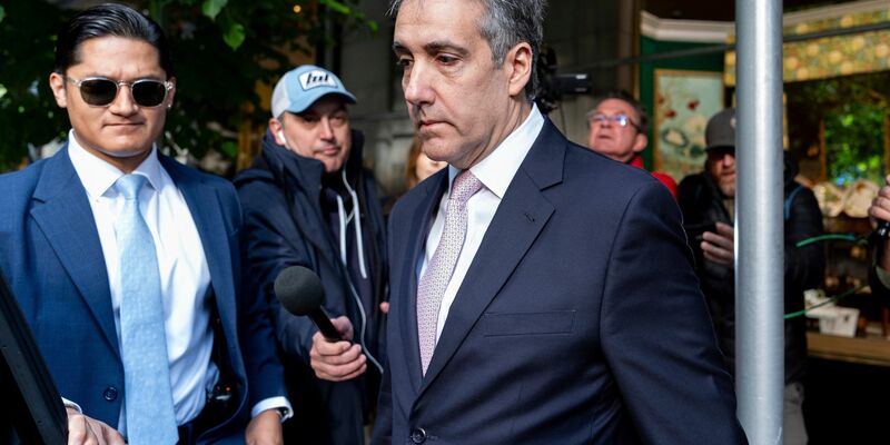 Michael Cohen (r) wurde als Trumps rechtlicher «Ausputzer» bekannt - mit enger Beziehung und direktem Zugang zum ehemaligen Präsidenten. - Foto: Julia Nikhinson/AP/dpa