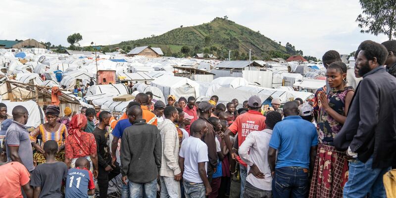 Ein Flüchtlingslager am Rande von Goma: 75,9 Millionen Menschen waren Ende 2023 Binnenvertriebene. - Foto: Moses Sawasawa/AP/dpa