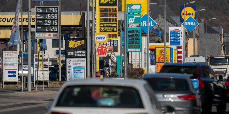 In Luxemburg sind Benzin und Diesel etwas günstiger als in Deutschland. - Foto: Harald Tittel/dpa