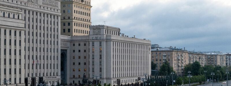 Ein ranghoher Offizier des russischen Verteidigungsministeriums soll bei einem Bombenanschlag auf sein Autor schwer verletzt worden sein. (Archivbild) - Foto: Uncredited/AP/dpa