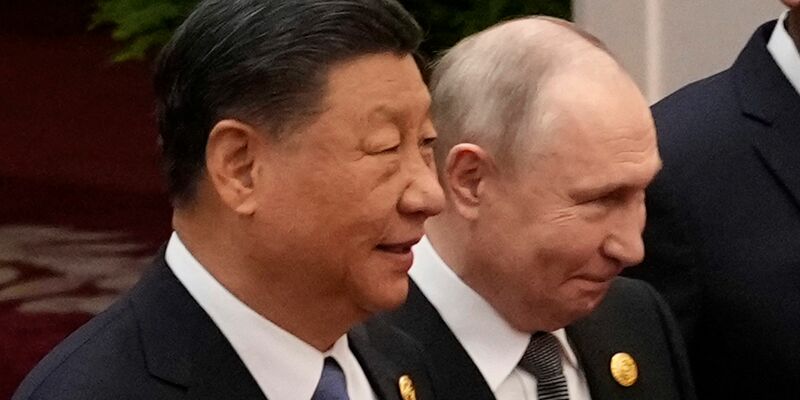 Der chinesische Präsident Xi Jinping (l) und der russische Präsident Wladimir Putin: Putin will im Mai China besuchen. - Foto: Suo Takekuma/AP/dpa