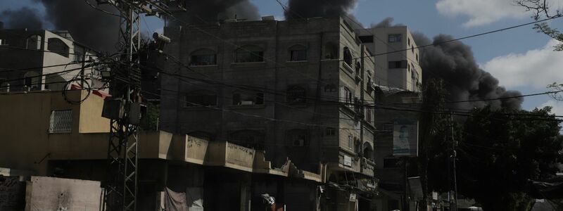 Die israelische Armee teilte am Montag mit, dass sie ihre Offensive im Gazastreifen intensiviert hat und 120 Ziele - unter anderem in Rafah-Stadt - angreift. - Foto: Abdul Rahman Salama/XinHua/dpa