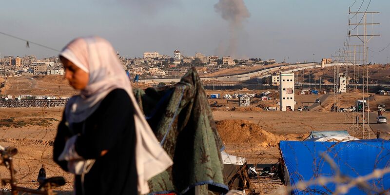 Nach einem israelischen Luftangriff auf Gebäude in der Nähe der Trennmauer zwischen Ägypten und Rafah im südlichen Gazastreifen steigt Rauch auf. - Foto: Ramez Habboub/AP/dpa