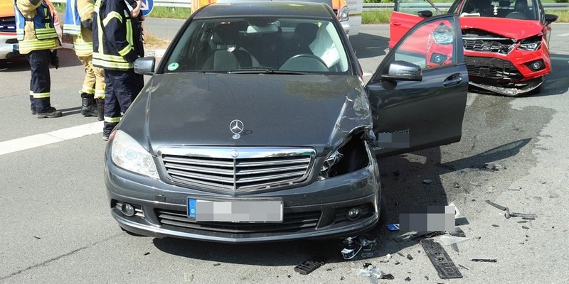 POL-HX: Beim Abbiegen Pkw übersehen - drei Verletzte - Foto: presseportal.de