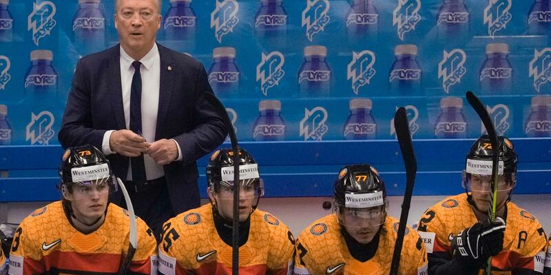 Nach zwei Niederlagen ist das WM-Viertelfinale für das DEB-Team und Trainer Harold Kreis in Gefahr. - Foto: Darko Vojinovic/AP/dpa