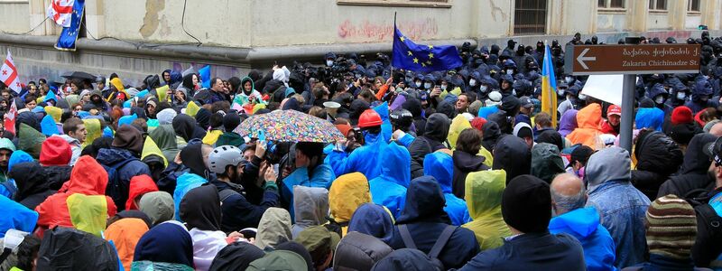 Eine Demonstration der Opposition gegen das «russische Gesetz» in der Nähe des Parlamentsgebäudes. - Foto: Shakh Aivazov/AP/dpa