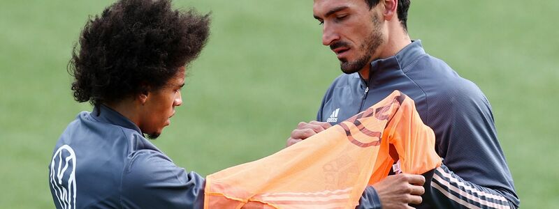 Leroy Sane (l) und Mats Hummels auf dem Trainingsplatz. - Foto: Christian Charisius/dpa