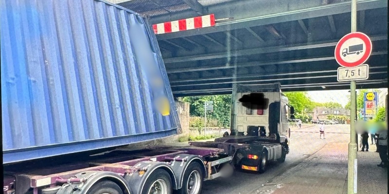 POL-DU: Rheinhausen: Lkw bleibt unter Brücke stecken - Foto: presseportal.de