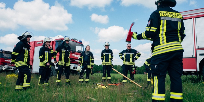 FW Celle: Celler Feuerwehr führt Schulung zur Vegetationsbrandbekämpfung durch - Foto: presseportal.de