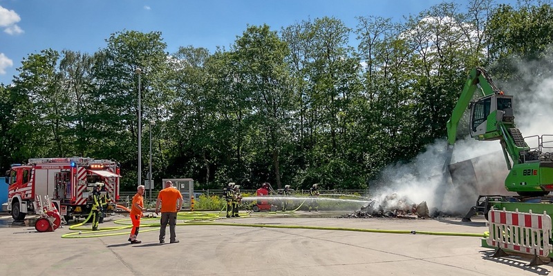 FW-BO: Großcontainer brennt auf dem Gelände des EKO City Center in Stahlhausen - Foto: presseportal.de