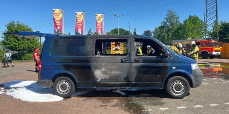 POL-STD: Zwei Autos auf Stader Möbelhausparkplatz ausgebrannt - Polizei sucht unbekannten Zeugen - Foto: presseportal.de