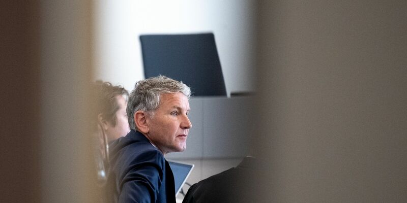 Björn Höcke im Gerichtssaal des Landgerichts Halle (Saale). Wegen des Verwendens von Kennzeichen verfassungswidriger und terroristischer Organisationen muss der AfD-Politiker eine Geldstrafe zahlen. - Foto: Hendrik Schmidt/dpa