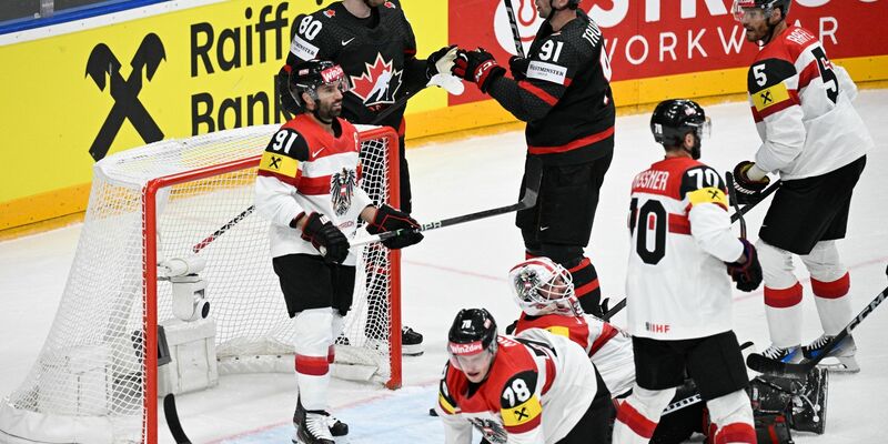 Kanadas Pierre-Luc Dubois (hinten, l.) jubelt mit seinem Teamkollegen John Tavares über seinen Treffer zum 6:1. - Foto: Kamaryt Michal/CTK/dpa