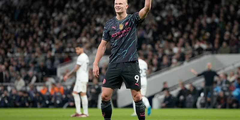 Erling Haaland feiert den ersten seiner beiden Treffer gegen die Tottenham Hotspur. - Foto: Kin Cheung/AP/dpa