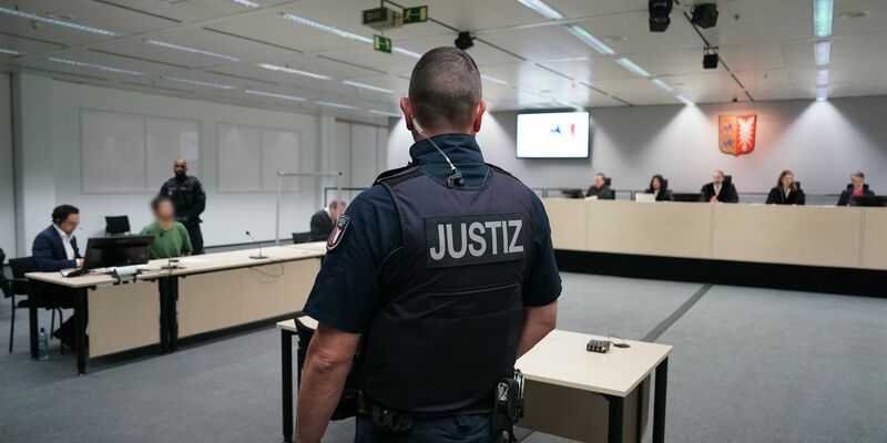 Die Staatsanwaltschaft wirft dem Palästinenser Ibrahim A. vor, am 25. Januar 2023 in einem Zug von Kiel nach Hamburg bei Brokstedt Fahrgäste mit einem Messer angegriffen zu haben. Zwei Menschen starben, vier weitere erlitten erhebliche Verletzungen. - Foto: Marcus Brandt/Pool dpa/dpa