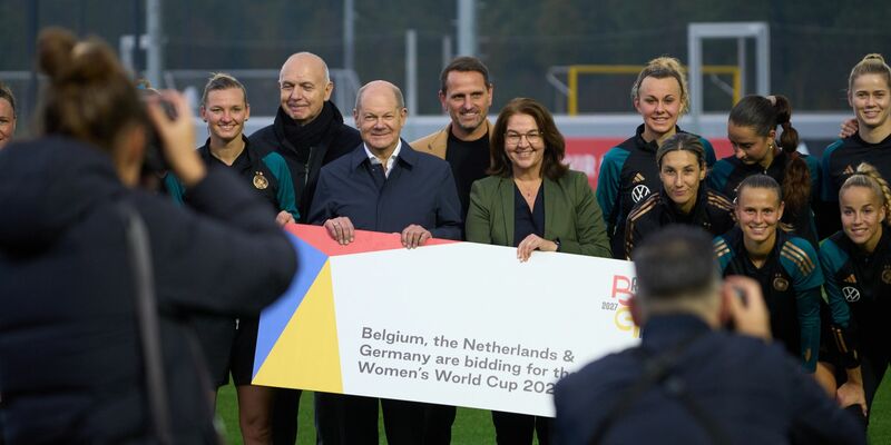 Auch Bundeskanzler Olaf Scholz (M) unterstüzt die Bewerbung für die die Frauenfußball-WM 2027. - Foto: Thomas Frey/dpa