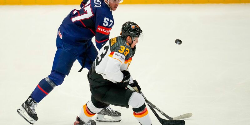 JJ Peterka will gegen Lettland endlich für das DEB-Team treffen. - Foto: Darko Vojinovic/AP/dpa
