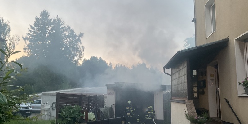 FW-DO: Garage, Gartenhaus und Motorräder werden Opfer der Flammen in Dortmund Groppenbruch - Foto: presseportal.de
