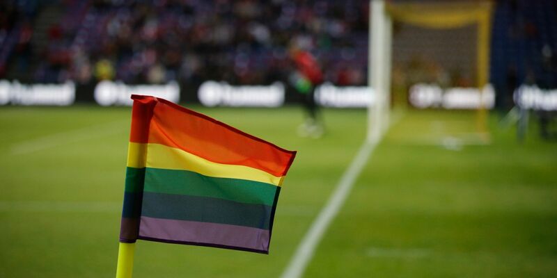 Eine Regenbogenfahne als Zeichen gegen Homophobie dient als Eckfahne. - Foto: Jens Dresling/dpa