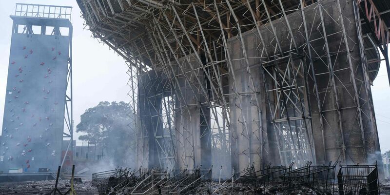 Ein lange Schlange vor einem
Gemischtwarenladen in Nouméa. - Foto: Theo Rouby/AFP/dpa