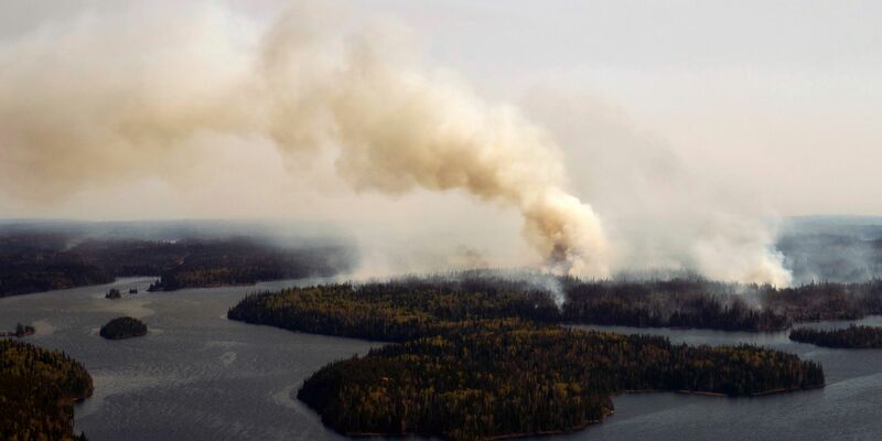 Ein Waldbrand im Norden Manitobas in der Nähe von Flin Flon. - Foto: David Lipnowski/The Canadian Press via AP/dpa