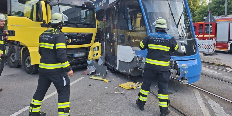 FW-M: Lkw trifft Straßenbahn (Neuhausen-Nymphenburg) - Foto: presseportal.de