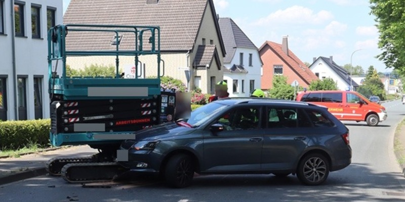 POL-HF: Skoda kollidiert mit Hebebühne - Zwei Personen leicht verletzt - Foto: presseportal.de