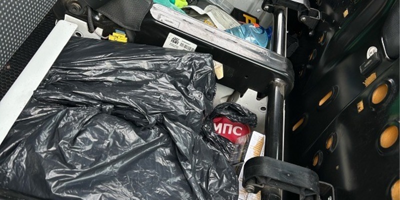 HZA-UL: Alle Hohlräume vollgestopft! / Zöllner ziehen 4000 Schmuggelzigaretten aus PKW-Verstecken - Foto: presseportal.de