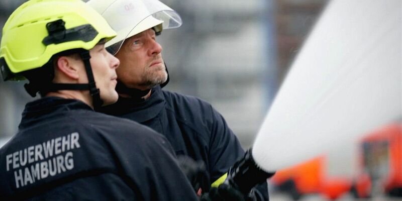 Henning Baum (r) mit der  Berufsfeuerwehr Hamburg im Einsatz. - Foto: -/RTL/dpa