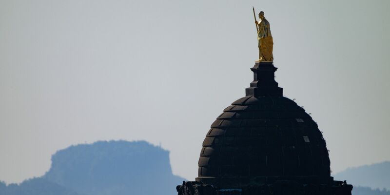 Die Saxonia auf dem Ständehaus in Dresden vor dem Lilienstein in der Sächsischen Schweiz. - Foto: Robert Michael/dpa