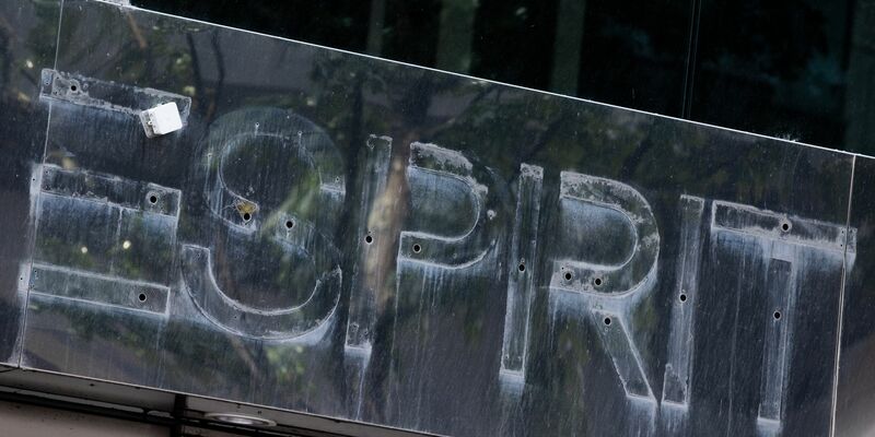 Die Überreste des entfernten Logos der Modekette Esprit. - Foto: Rolf Vennenbernd/dpa