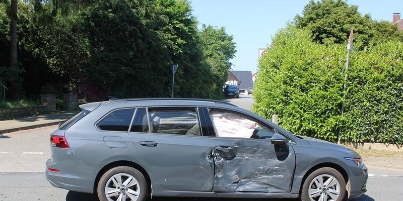 POL-MI: Autos kollidieren auf Kreuzung - Foto: presseportal.de