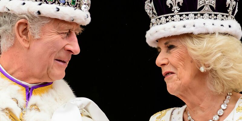 König Charles III. und Königin Camilla nach ihrer Krönung auf dem Balkon des Buckingham-Palastes. - Foto: Leon Neal/AP/dpa