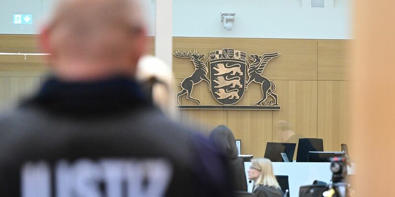 Ein Justizbeamter im Gerichtssaal in Stuttgart-Stammheim. - Foto: Bernd Weißbrod/dpa-Pool/dpa