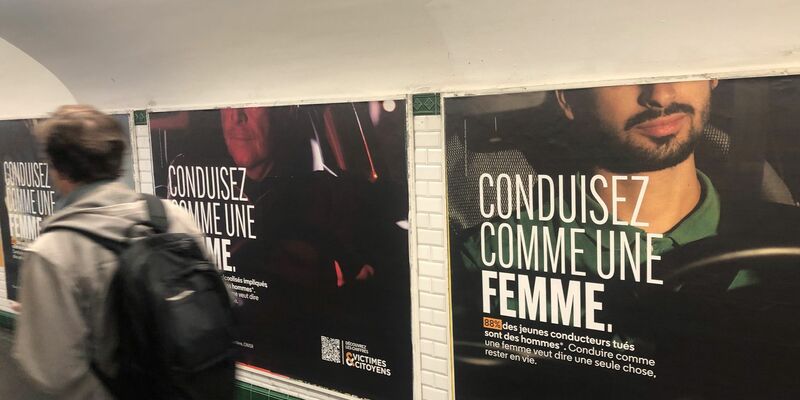 Plakatwand in einer Metro-Unterführung für die Kampagner «Fahre Auto wie eine Frau» (Conduisez comme une femme). - Foto: Michael Evers/dpa