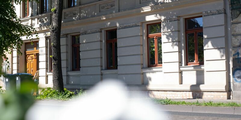 Blick auf ein Wohnhaus iin Halle, in dem am Sonntag ein zwei Jahre altes Mädchen tot in einer Wohnung aufgefunden wurde. - Foto: Hendrik Schmidt/dpa
