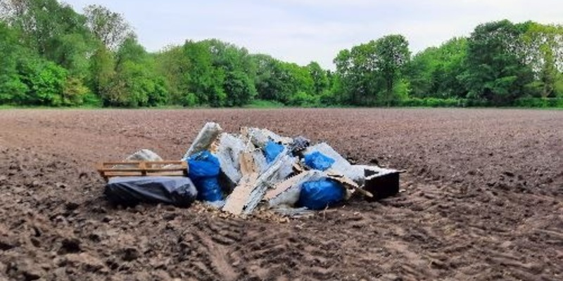 POL-SE: Rellingen - Illegale Müllentsorgung auf einem Acker - Polizei erbittet Zeugenhinweise - Foto: presseportal.de