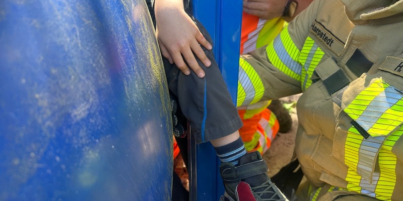 FW-OLL: Unfall auf Spielplatz in Harpstedt: Kind erfolgreich von Feuerwehr gerettet - Foto: presseportal.de