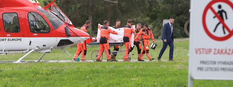 Rettungskräfte bringen den verletzten Robert Fico aus einem Rettungshubschrauber in ein Krankenhaus in Banska Bystrica. - Foto: Jan Kroslák/TASR/dpa