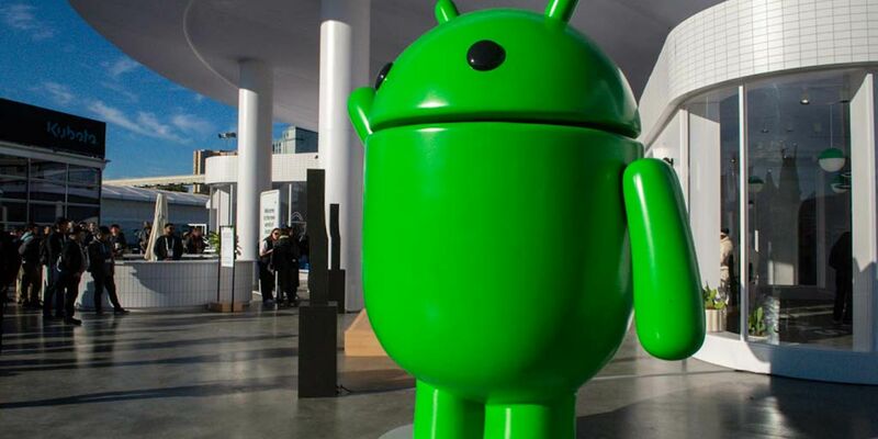 Das Maskottchen von Googles Mobil-Betriebssystem Android (Symbolbild). - Foto: Andrej Sokolow/dpa